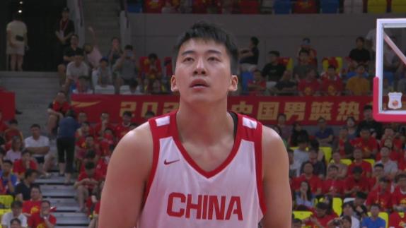 力拼进攻板！王俊杰禁区一抢三怒造犯规