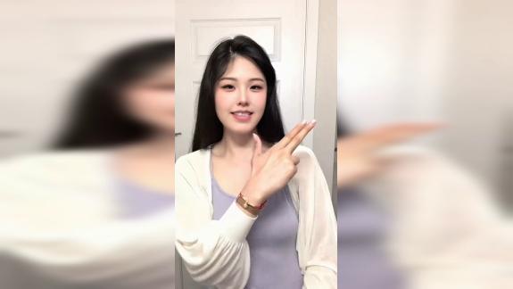 楚楚动人！李月汝社媒分享手势舞：点赞送不锈钢盆
