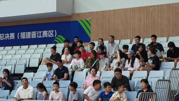  神仙眷侣！女篮名宿卞兰观战丈夫龚松林执教