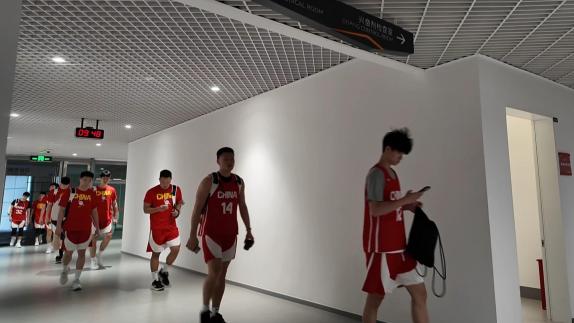 期待今晚表现！中国男篮抵达场馆备战热身赛
