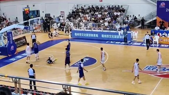 徽BA末节争议判罚！教练踢飞椅子 现场下“水瓶雨”