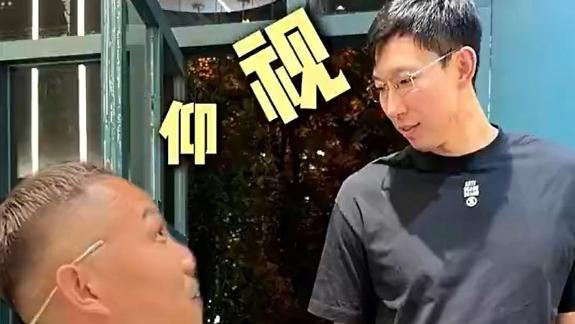 周琦测评理发店：2米16的人去剪头会是什么体验？