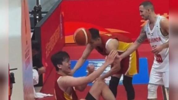 杨瀚森被拽倒 场边球迷抛球赵继伟惨遭爆头