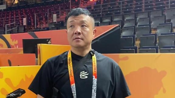 杨健探营中国队踩场训练 对话王思雨透露脚踝伤情
