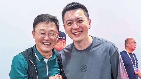 跨界联动！杨鸣做客梭鱼湾观战中超与孙继海合影