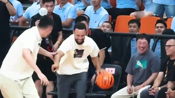 “杜库”合体！库里被杜锋拉起单挑射进标志三分