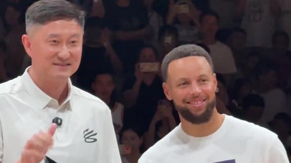 见证美好！杜锋赠送库里月饼 祝其家人幸福美满