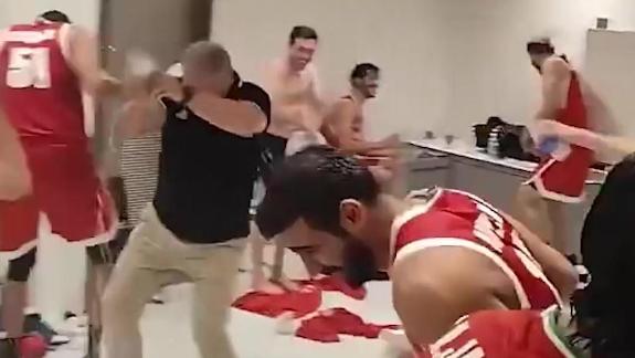 力克中国男篮摘铜 伊朗男篮更衣室疯狂洒水庆祝