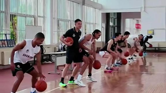 山东男篮分享球队训练视频：全队合练打磨默契