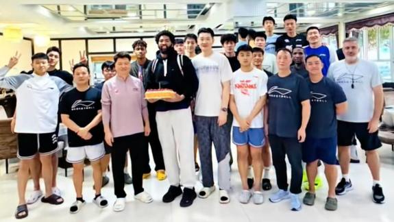 新疆男篮全队为外援庆生:祝劳森生日快乐 新疆男篮全队为外援庆生:祝劳森生日快乐