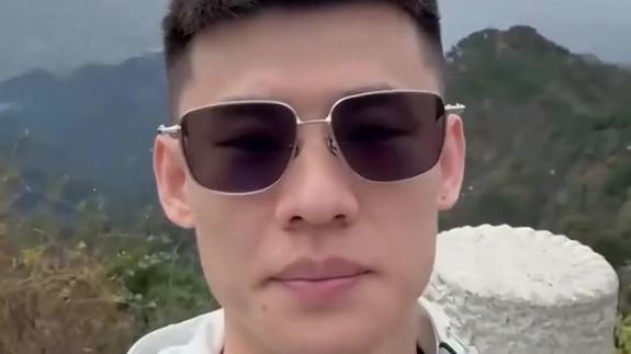 王岚嵚和山东队爬泰山：第一次！体测完爬山太酸爽