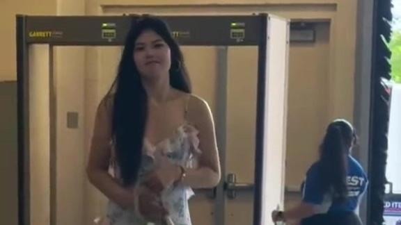 美到犯规！李月汝赛前碎花吊带长裙彰显甜美气质