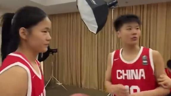 中国U18女篮官拍花絮：陈楠李沅珊玩小游戏