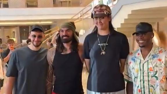 亚当斯求单独合照！张子宇NBA中国赛与火箭众将同框