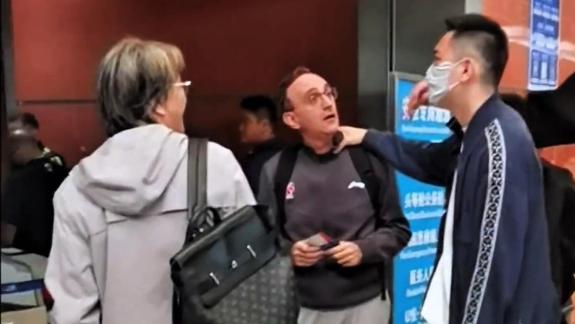 缘妙不可言！辽篮出发季前赛之旅 机场偶遇杨鸣