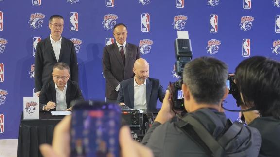 上海大鲨鱼与NBA达成合作正式签约 双方互赠礼物