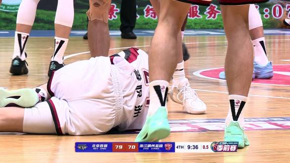 再伤一位！李悦洲投篮后踩到桑普森崴脚痛苦倒地