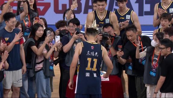 生日快乐！广东全队为周鹏现场唱生日歌庆生