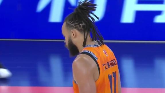 五大囧素材+1！麦基未及时回场接球违例失误