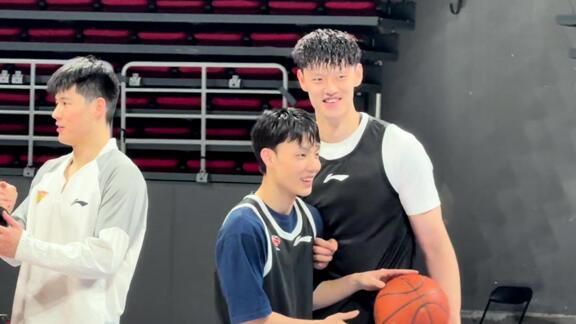 场上对手场下朋友！赵睿胡明轩与小曾徐杰场边热聊