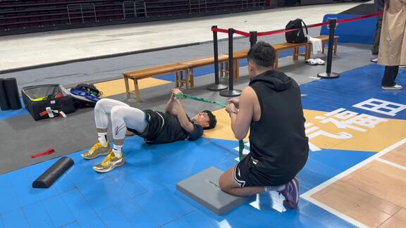 广东队五棵松开练！小胡小崔专注三分徐杰场边拉伸