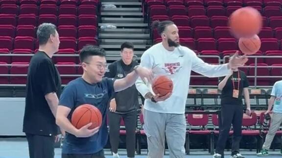 李楠和麦基英文热聊！北京季后赛战广东氛围轻松