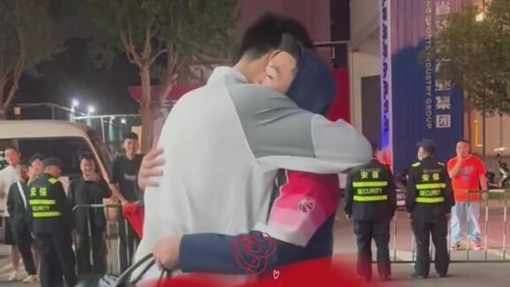  旧友重逢惺惺相惜！张镇麟和高诗岩赛后紧紧相拥