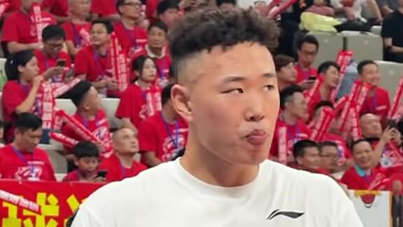 杨力维现身助威深圳男篮！贺希宁背水一战充满杀气