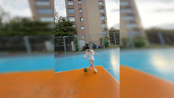 中断背后转身加背运！美女球手秀运球你学会了吗？