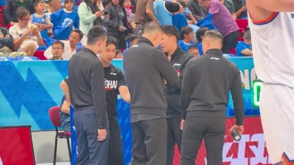  提前了解吹罚尺度？卢伟赛前与外籍裁判组热聊