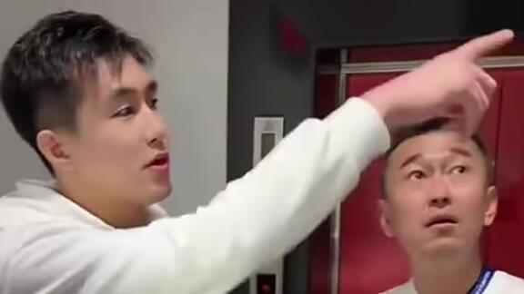 相遇东北超！郭艾伦调侃韩德君：现在这么瘦啊？