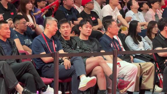 叔侄俩亲密互动！郭士强郭艾伦耐高决赛场边热聊