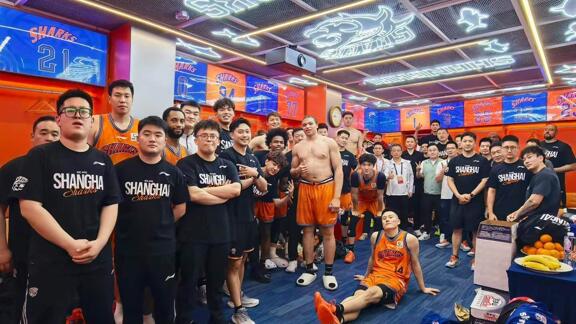 为你欢呼！直击上海更衣室 古德温与队友击掌