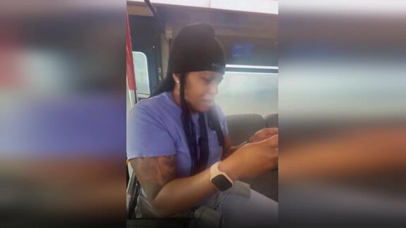  满眼的骄傲！古德温妈妈观看儿子完成绝杀后流泪