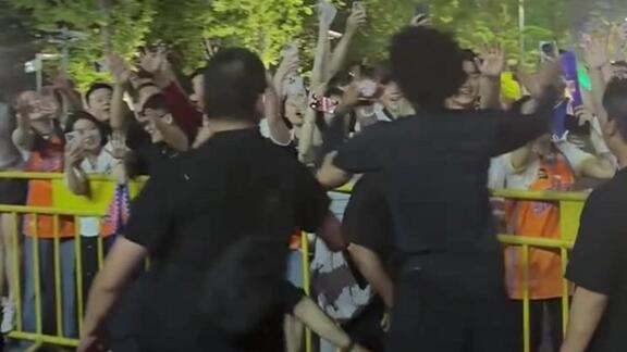 到哪都是“MVP”喊声！古德温和球迷们击掌庆祝