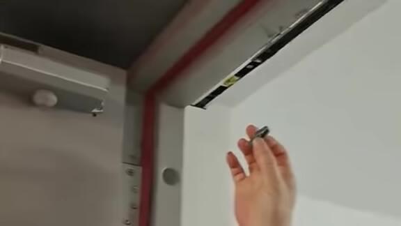 布朗脚踹设施后续 通道门消防连动杆损坏变形