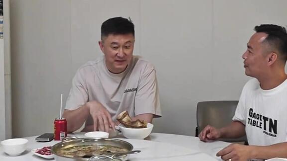 看粤BA吃美食！杜锋亲赴汕尾打call当地美味