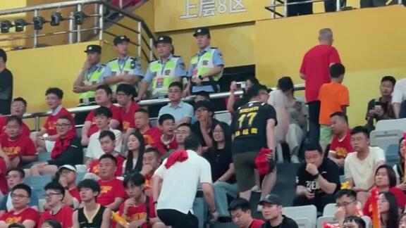 大比分落后！广厦主场球迷不忍直视提前离场