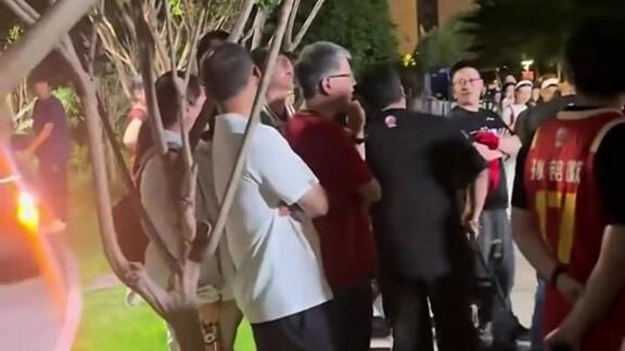 不满意！广厦球迷赛后怒喷球队 与安保发生口角