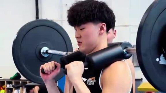  辽篮开启夏训！吴昌泽俞泽辰带领新生代健身房苦练