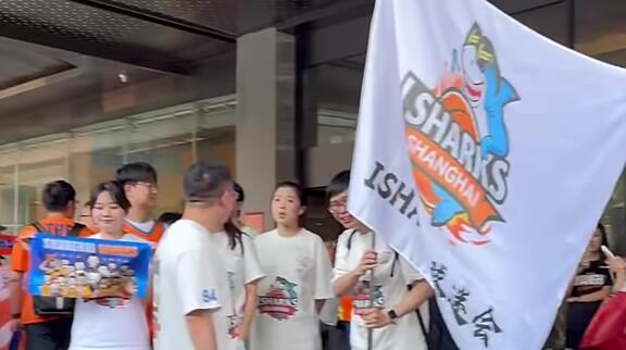  让客场变主场！上海球迷聚集酒店门前送球队出征