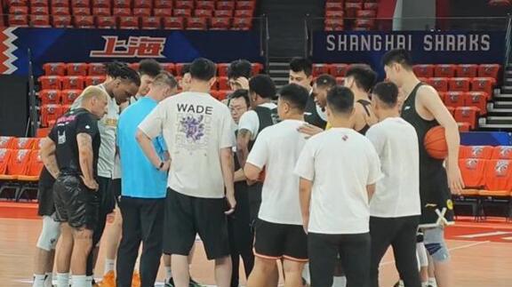 保留项目！广厦男篮训练后全队中圈投篮 朱俊龙逗笑王博