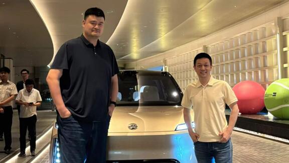 乘新款车抵达！姚明与蔚来老板来看CBA总决赛G5啦