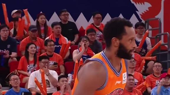 张镇麟滑翔暴扣燃爆全场！与弗格连线默契十足