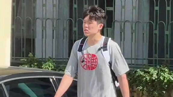 像极不想上早八的样子！中国男篮上训 杨瀚森回归
