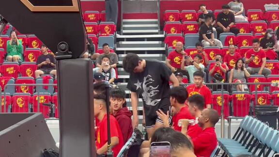 杨瀚森便装现身！场边为中国男篮加油