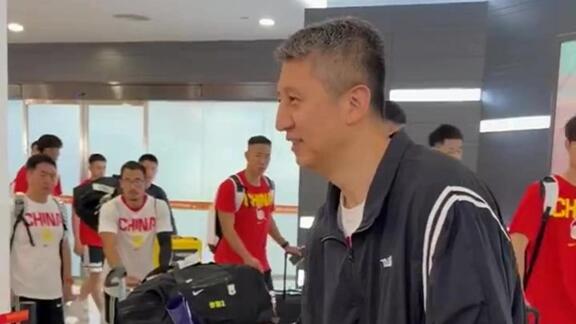 中国男篮抵达海口 赵维伦归队郭导获小球迷献花