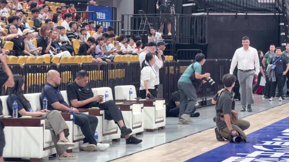 名宿坐镇！巩晓彬刘玉栋现场观战U15男篮决赛