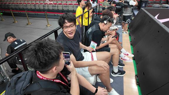 熟悉身影回归视线！丁彦雨航观战国青男篮比赛