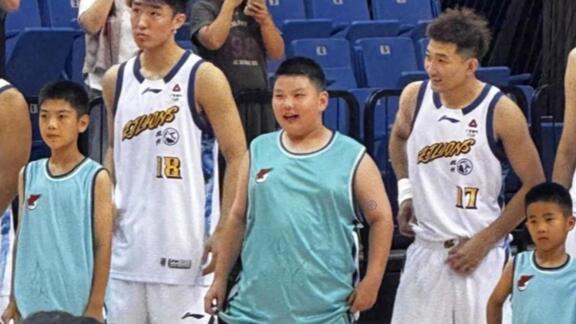 难绷！这是八岁？孙铭徽被球童逗乐：又高又壮